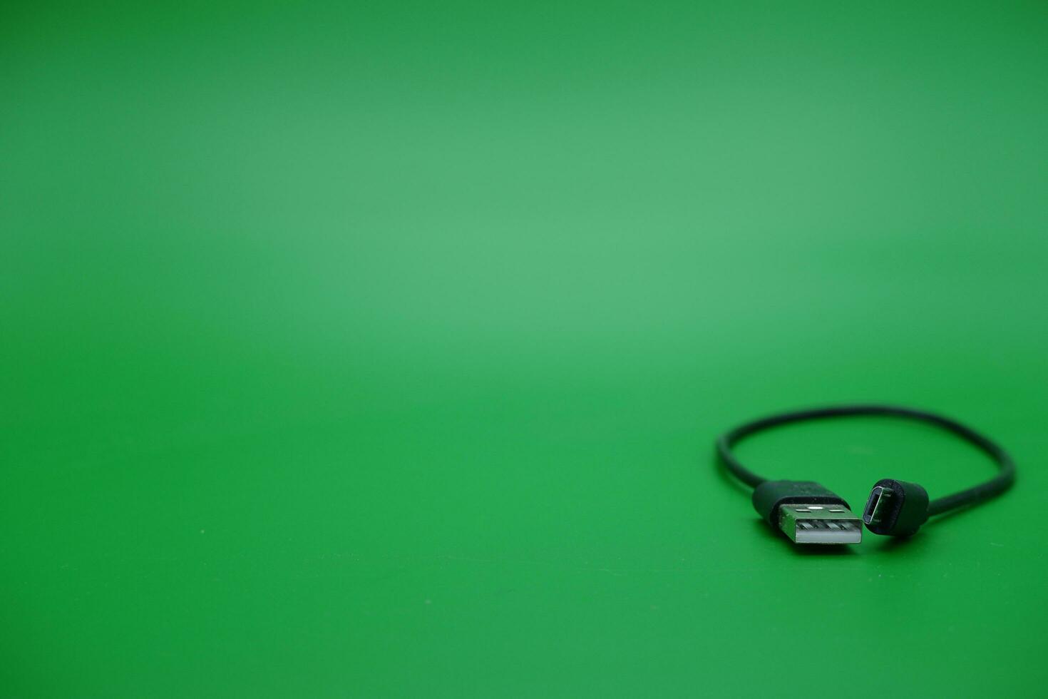 USB type une câble à USB micro b câble isolé vert Contexte. photo