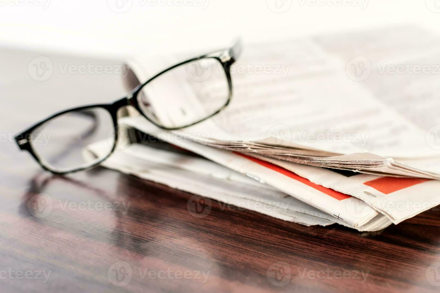 journal et en train de lire des lunettes sur en bois tableau. photo