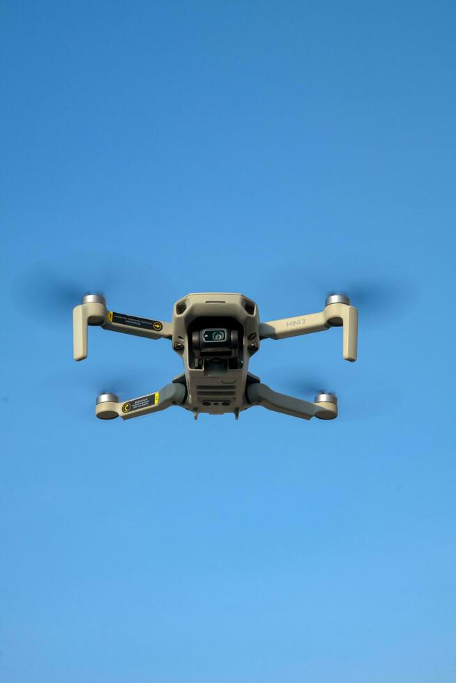 purwakarta, 05 mai 2023 - dji mavic mini drone en volant contre une bleu ciel arrière-plan, situé dans cilodong, purwakarta photo