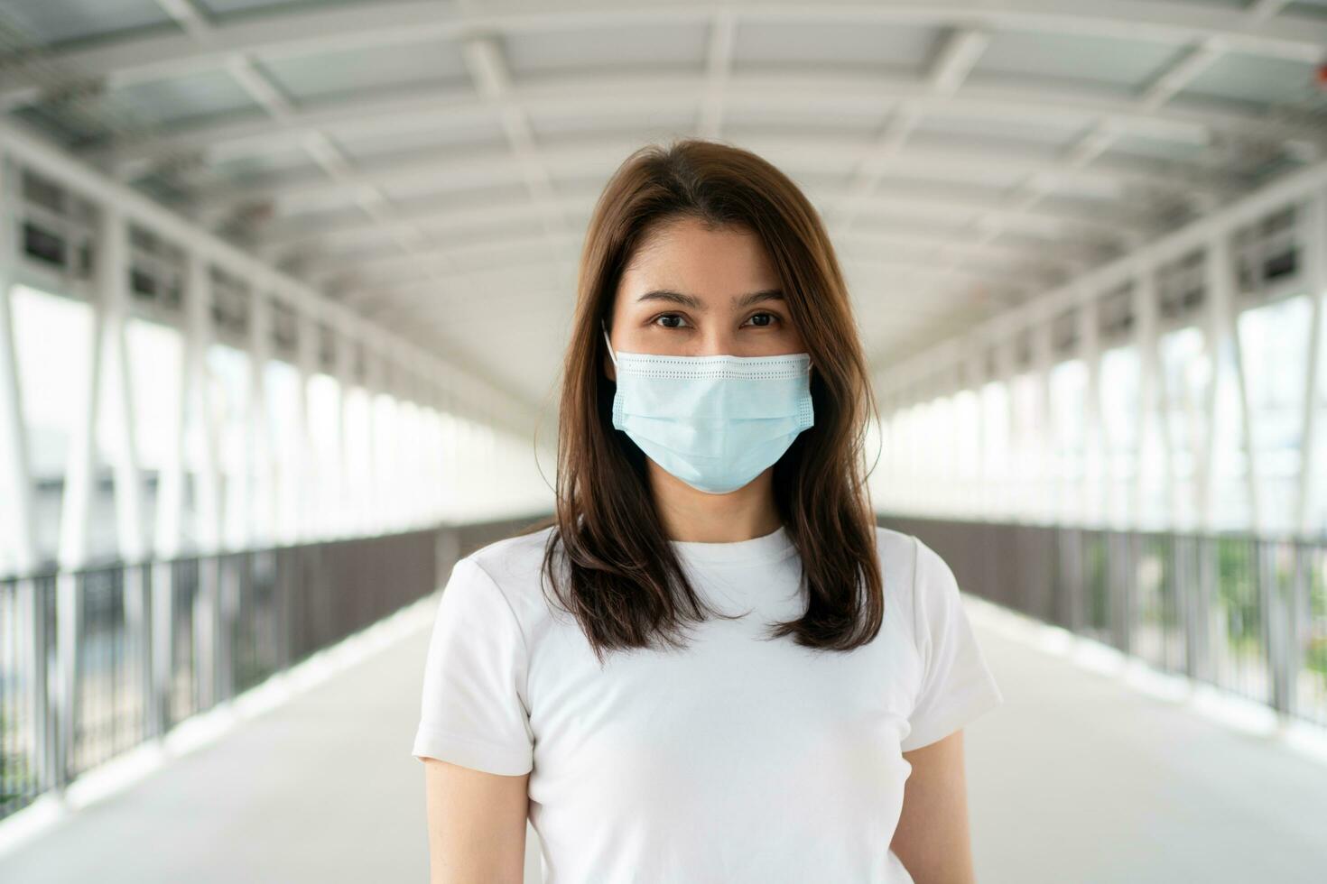 portrait de une Jeune femme dans une médical masque pour anti-coronavirus covid-19 pandémie infectieux maladie déclenchement protection dans Publique zone. concept de virus pandémie et la pollution photo