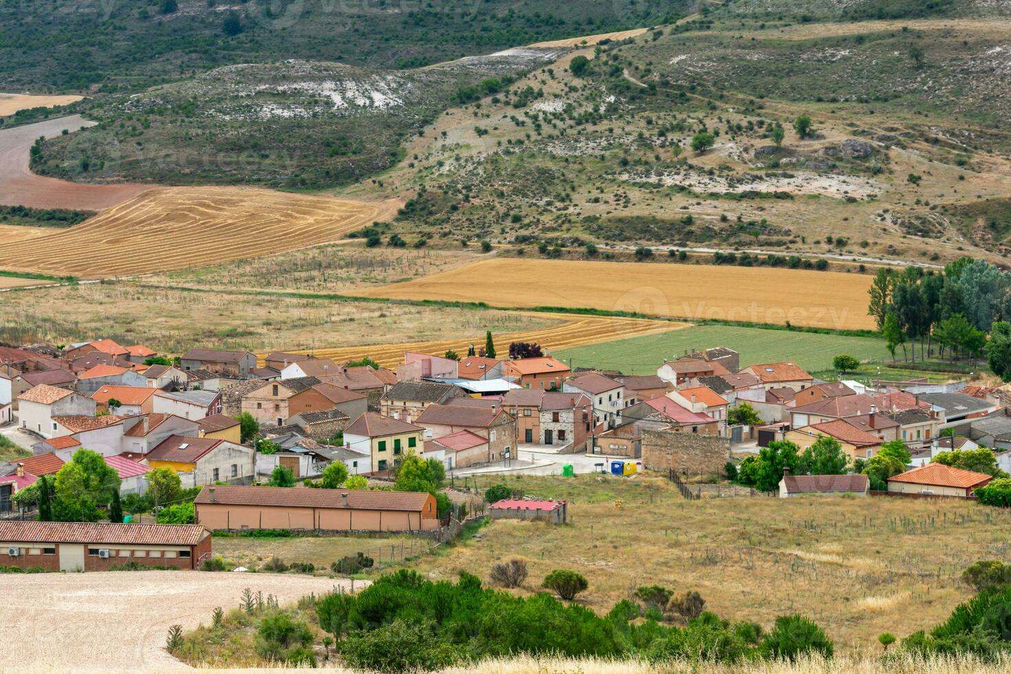 traditionnel village sur le castillan plateau dans Espagne avec roman catholique église photo