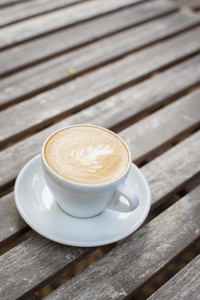 tasse de cappuccino sur fond de bois photo