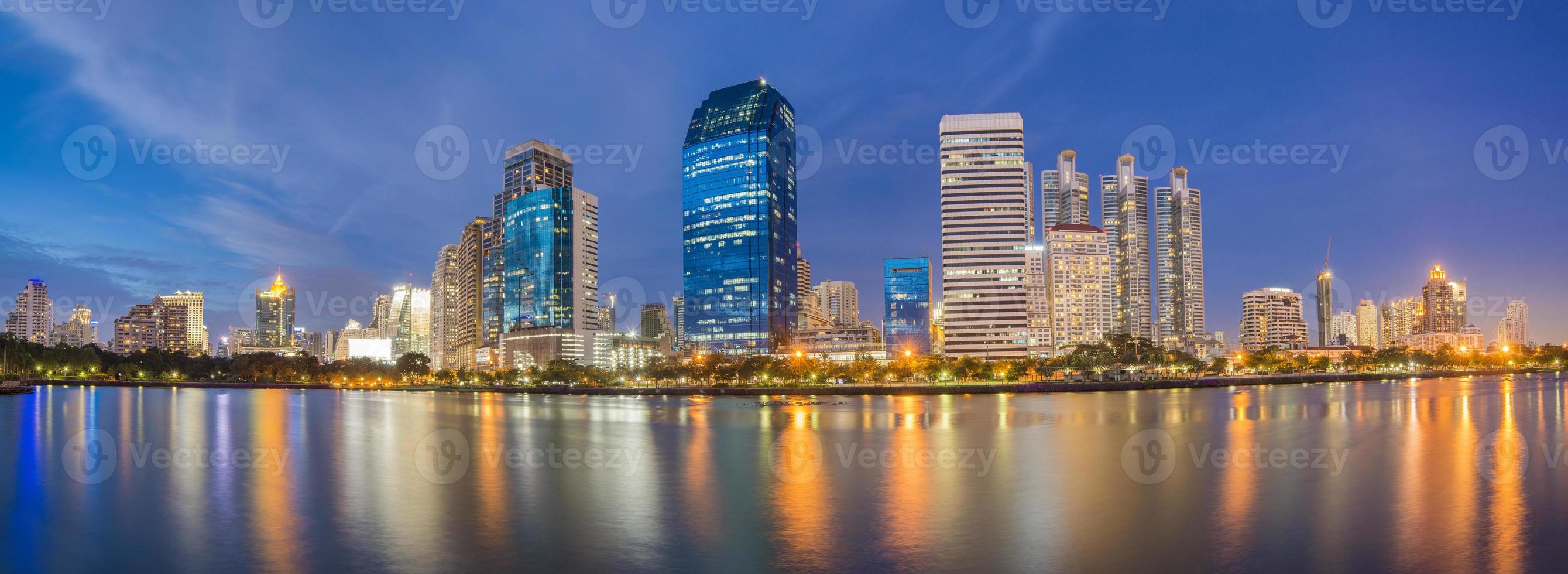 la ville de Bangkok la nuit photo