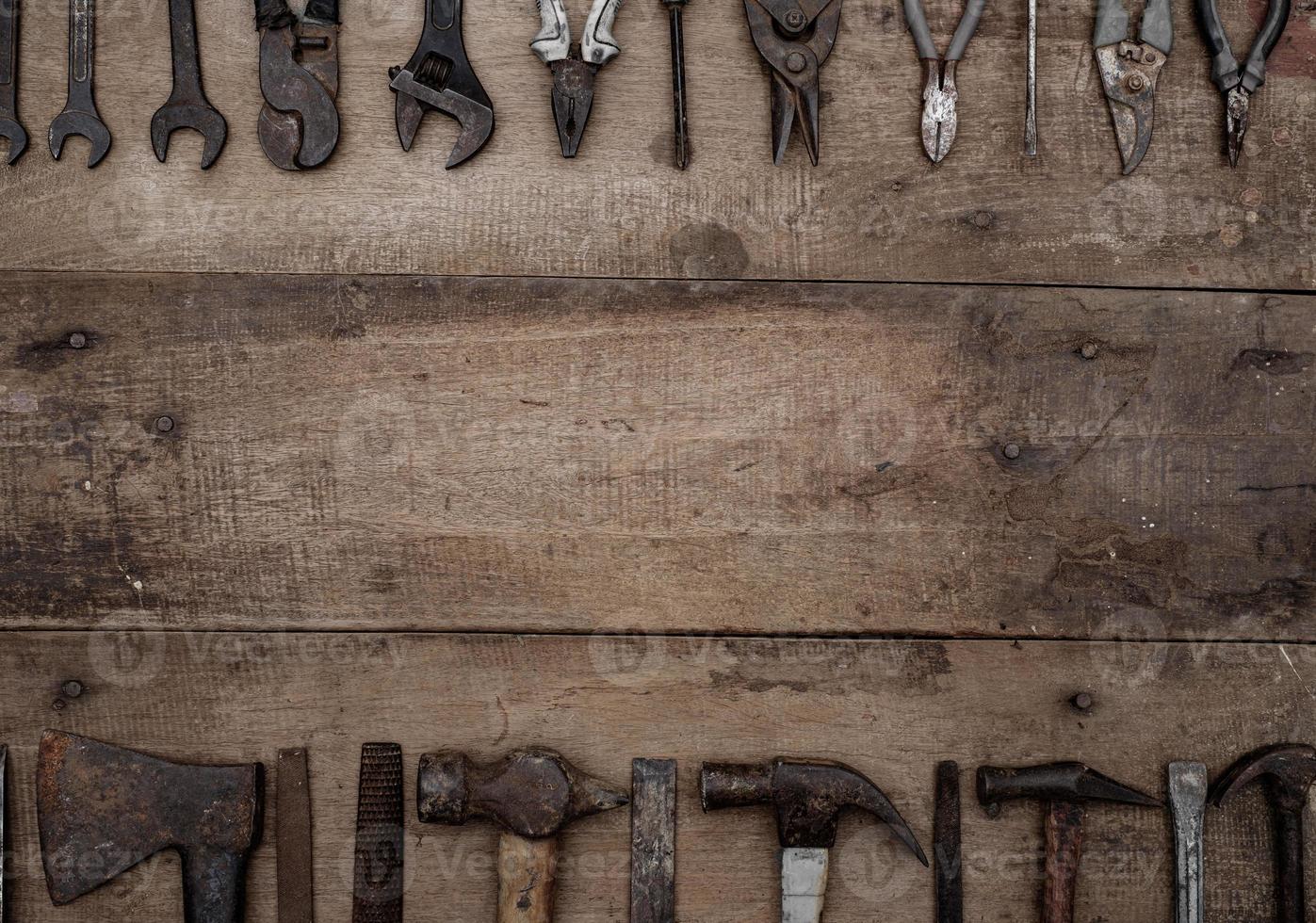 Collection d'outils à main de menuiserie antique sur un établi rugueux en bois ancien photo