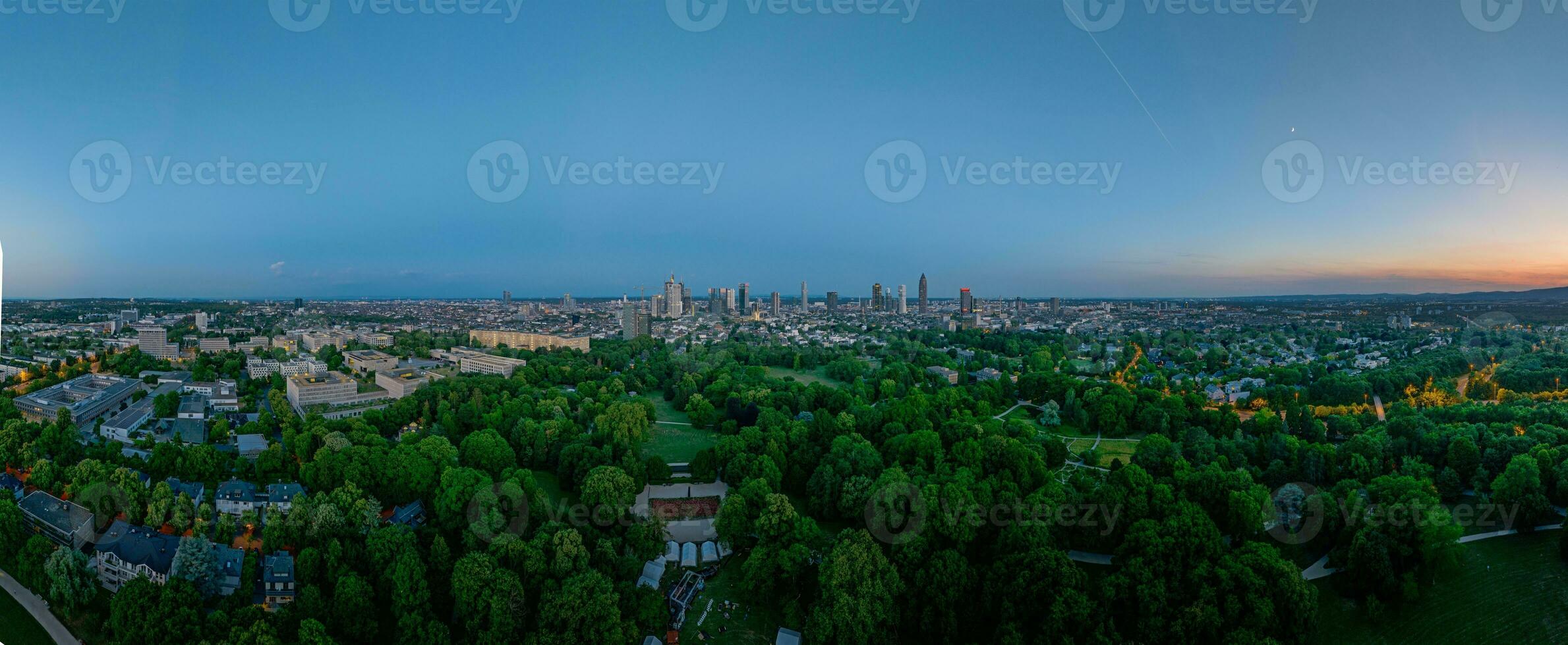 large angle drone panorama plus de le allemand ville Francfort un m principale pendant le coucher du soleil photo