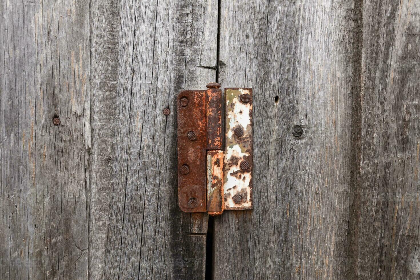 vieux rouillé charnière sur une en bois porte. vieux rustique Contexte photo