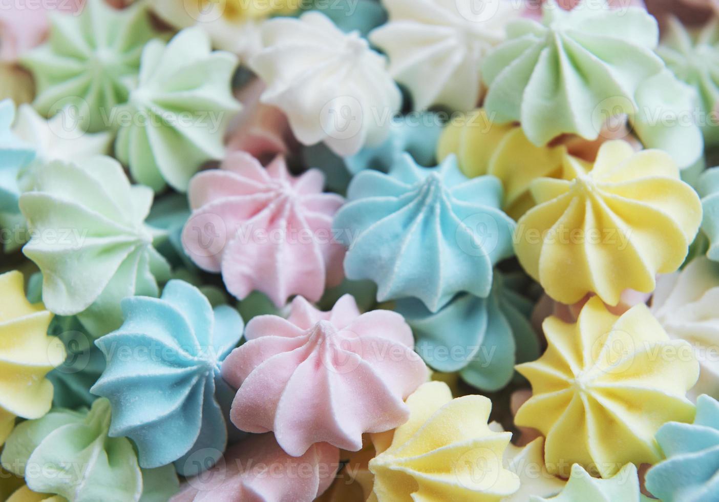 gros plan de délicieux biscuits à la meringue fond de couleurs pastel photo