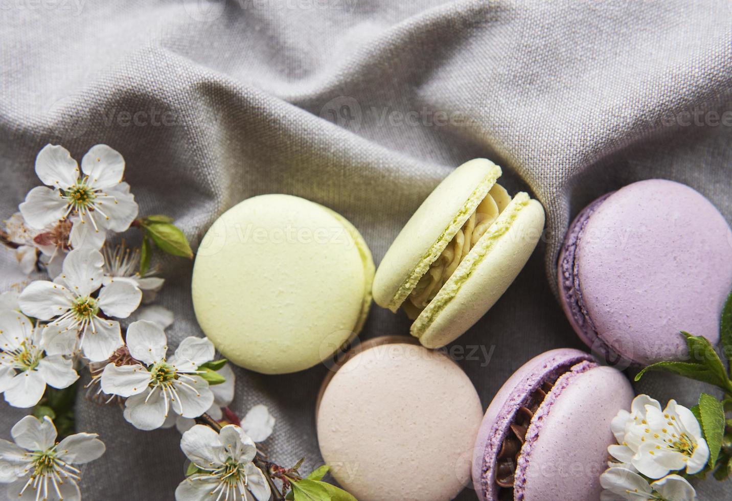 Variété colorée de macarons sucrés français sur fond textile gris photo