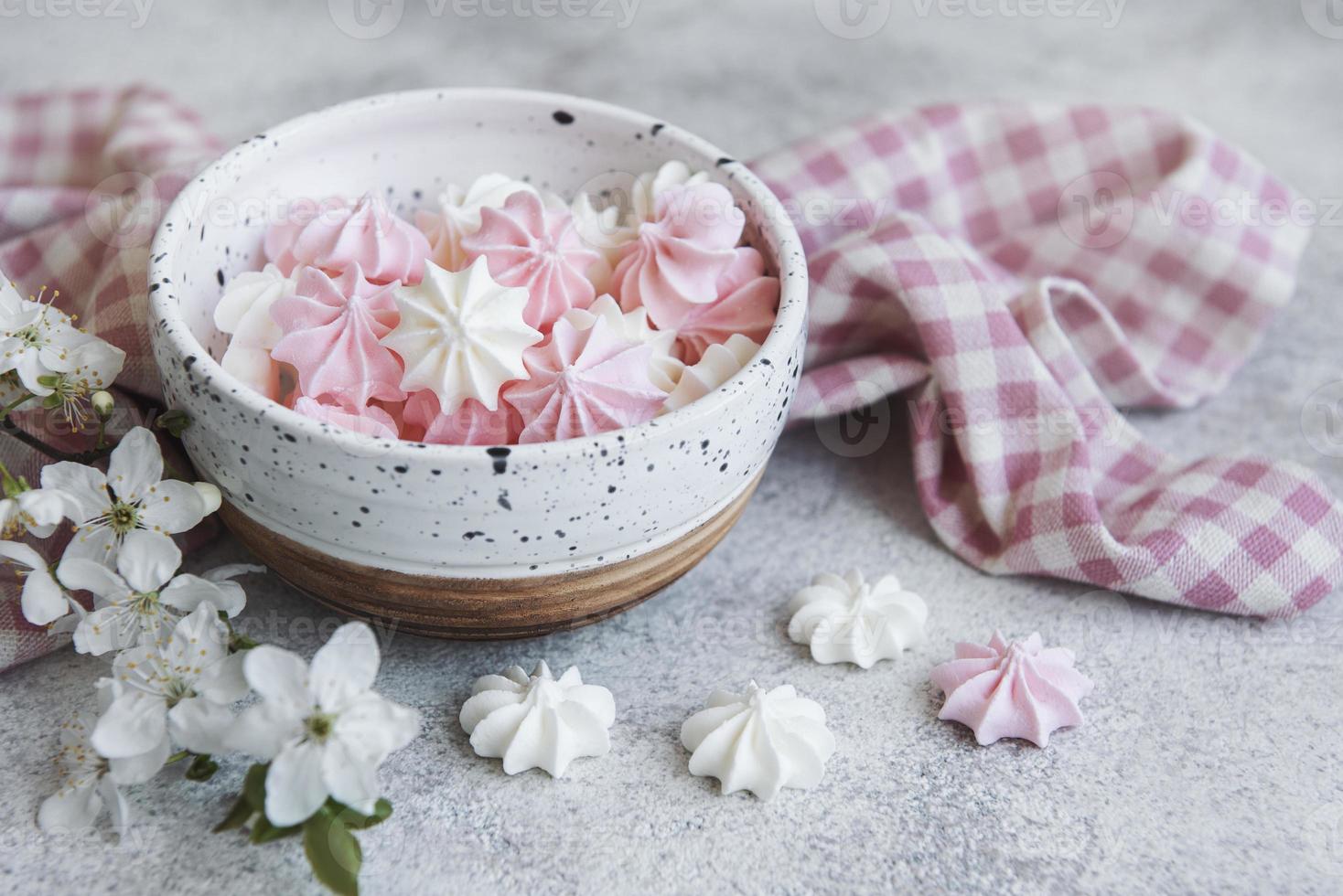 petites meringues blanches et roses dans le bol en céramique photo