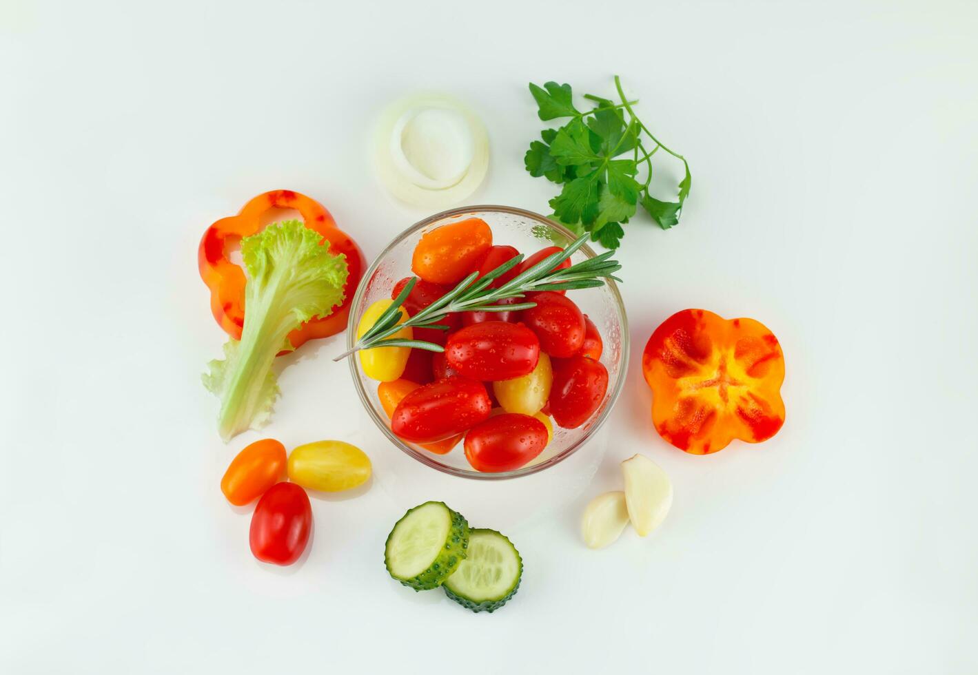 Cerise tomates dans une salade bol et haché des légumes autour, laitue, poivrons, concombres, oignons. Haut voir, sur une lumière Contexte photo