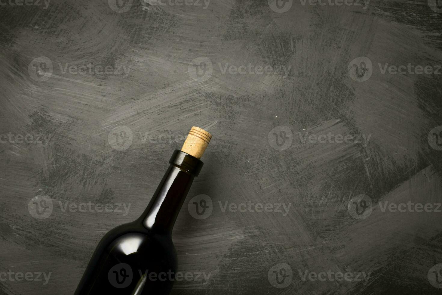 rouge du vin bouteille sur une en bois Contexte photo