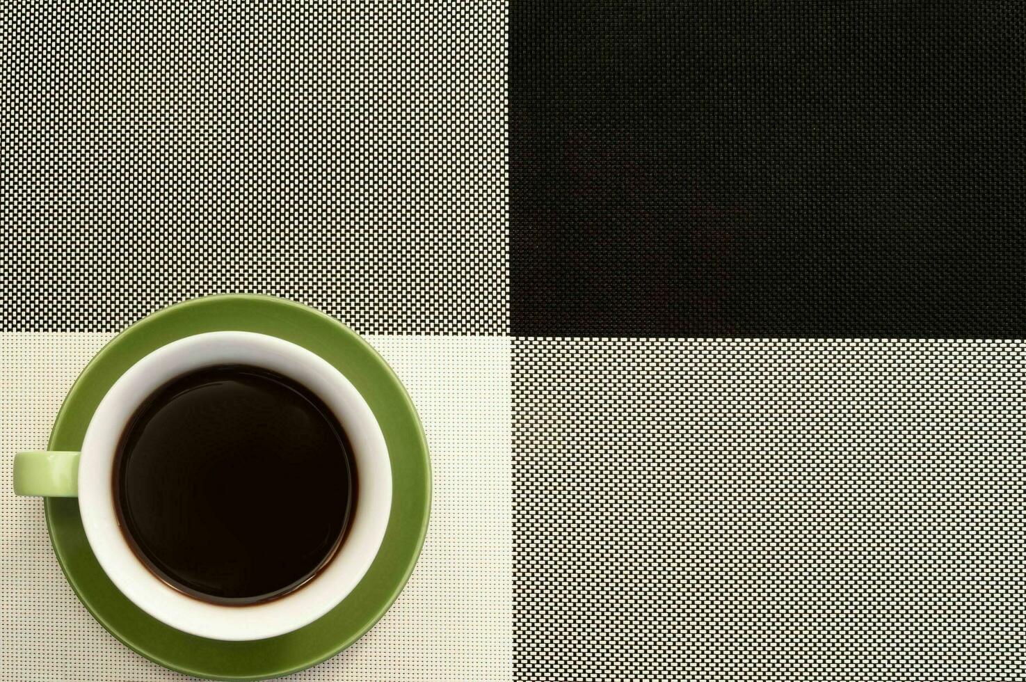 tasse de café sur le noir et blanc table en tissu photo