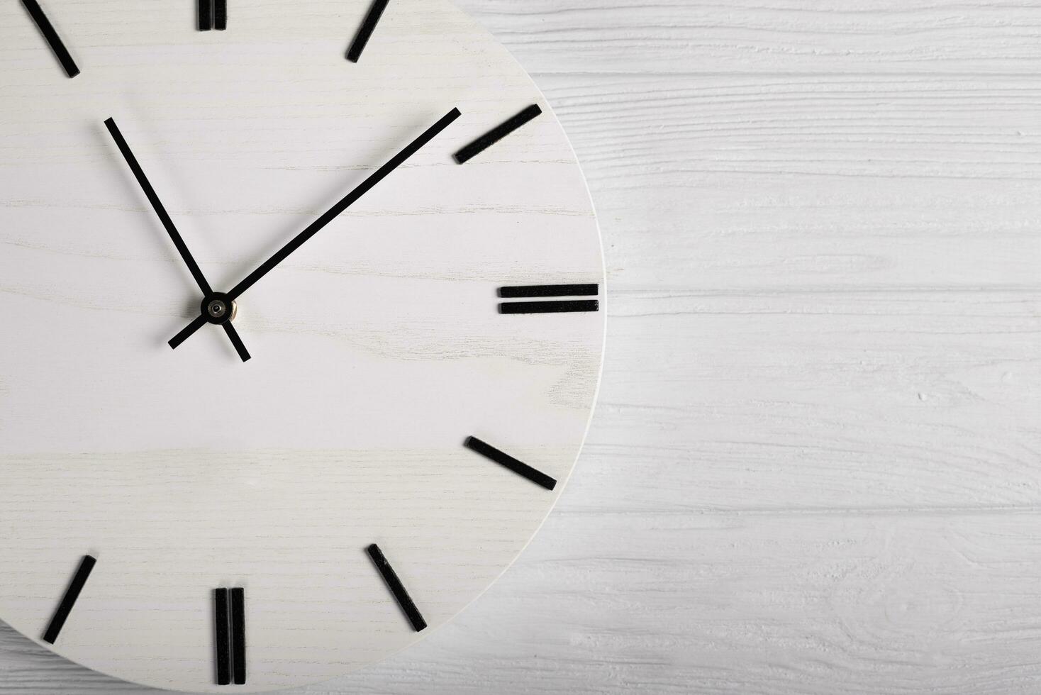 Haut vue de en bois l'horloge avec en dehors regarder mains, temps non temps concept, en bois bureau espace à mettre copie formulation, création votre temps avec à moins que temps concept photo