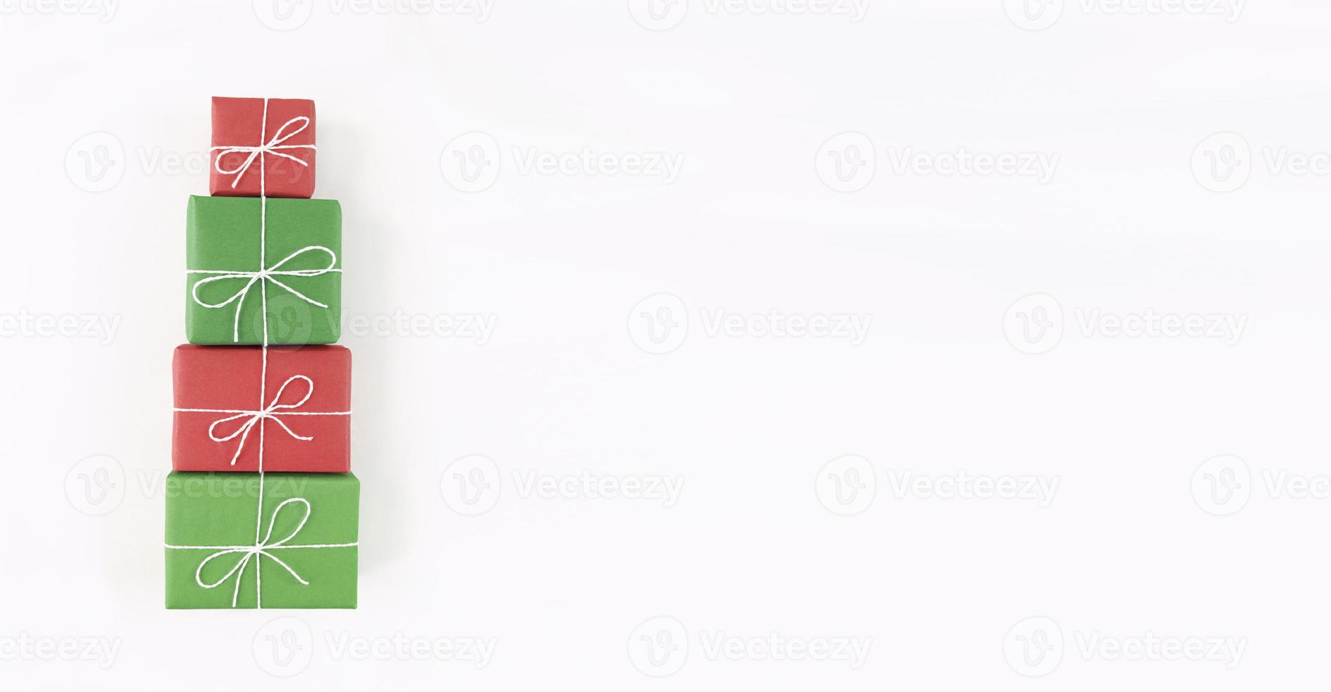 forme d'arbre de noël à partir de coffrets cadeaux rouges et verts sur fond blanc maison de vacances à plat avec espace de copie photo
