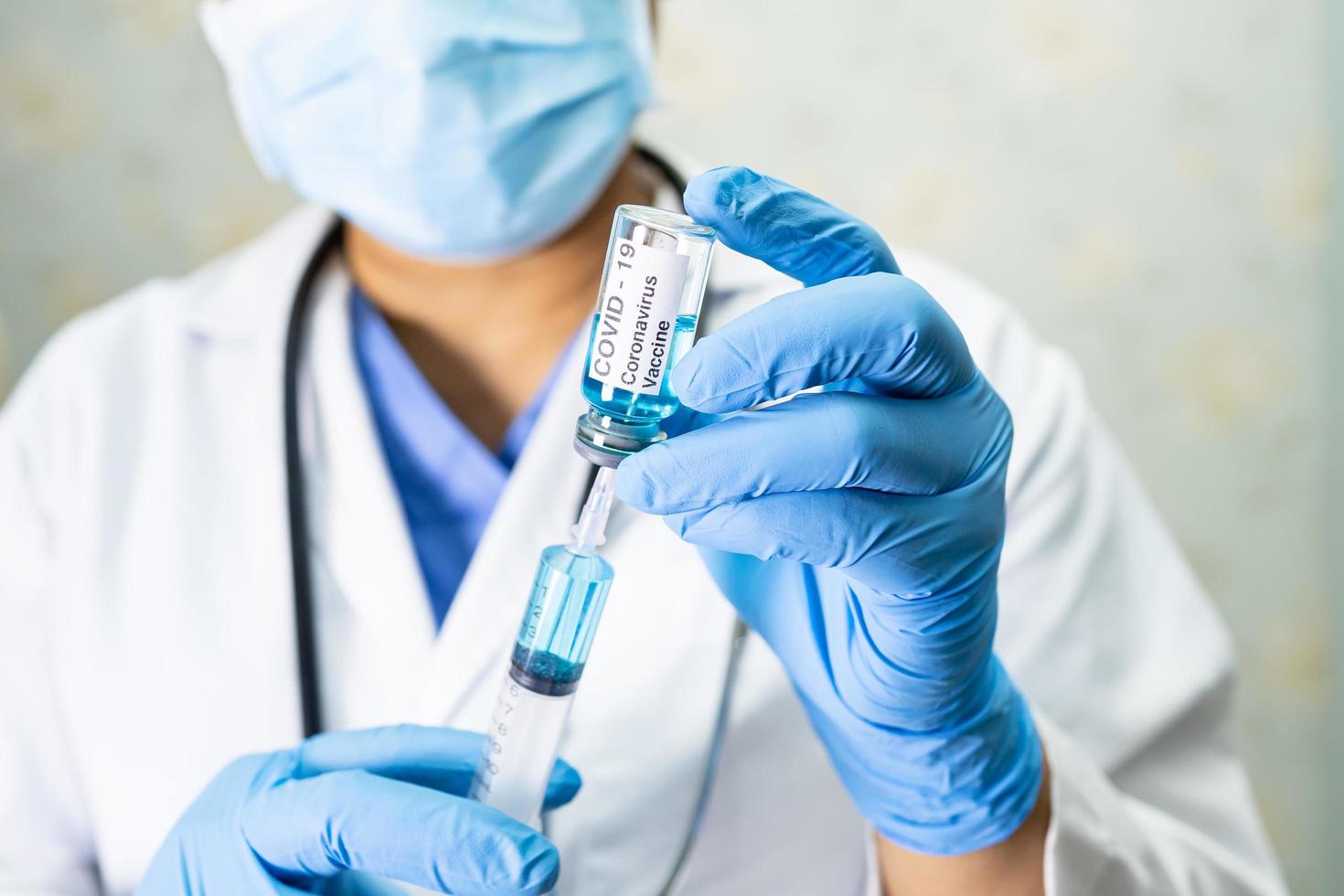 médecin tenant une seringue avec le développement d'un vaccin médical à l'usage des médecins pour traiter les patients malades covid 19 vaccin contre le coronavirus à l'hôpital photo