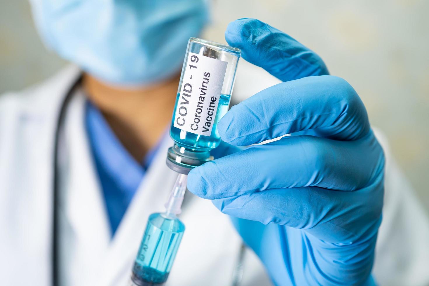 médecin tenant une seringue avec le développement d'un vaccin médical à l'usage des médecins pour traiter les patients malades covid 19 vaccin contre le coronavirus à l'hôpital photo