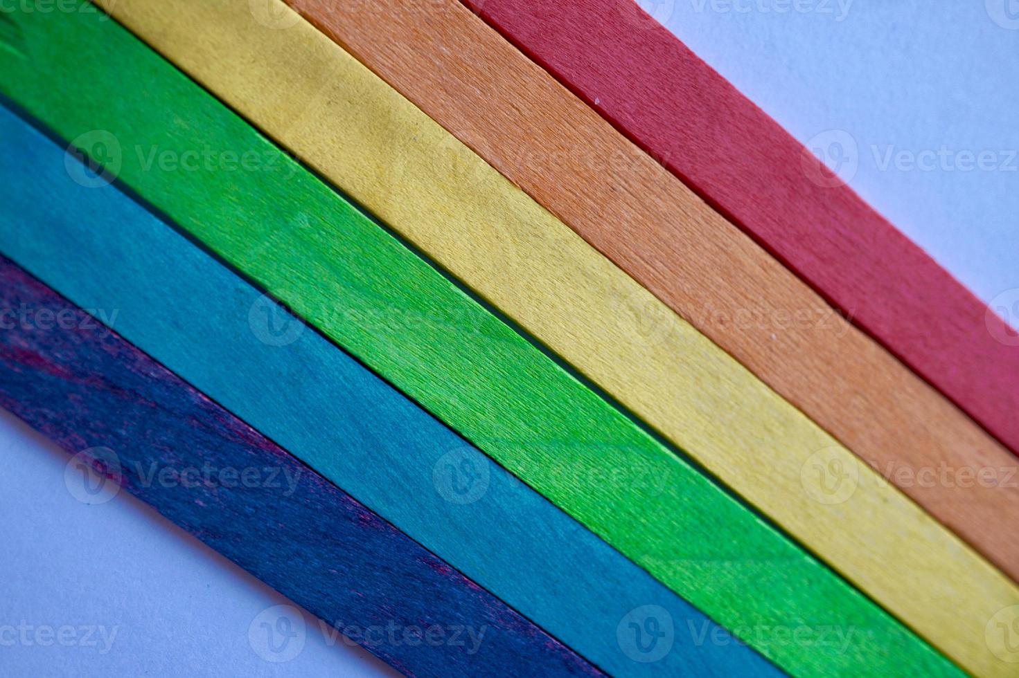 drapeau lgbt avec des baguettes en bois photo