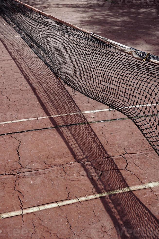 vieux sport de court de tennis abandonné photo