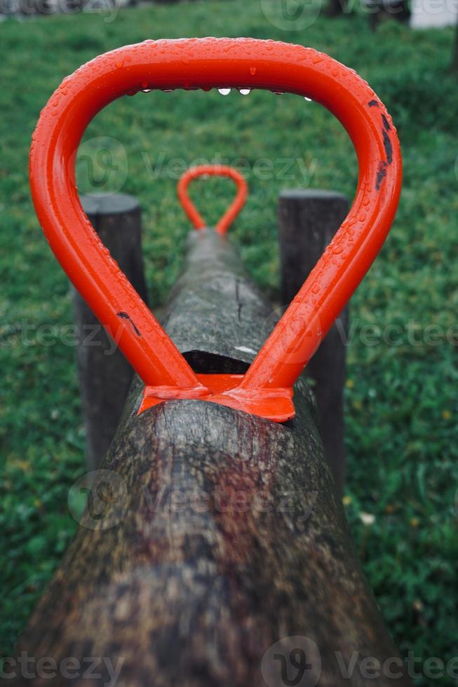 vieille balançoire en bois dans l'aire de jeux photo