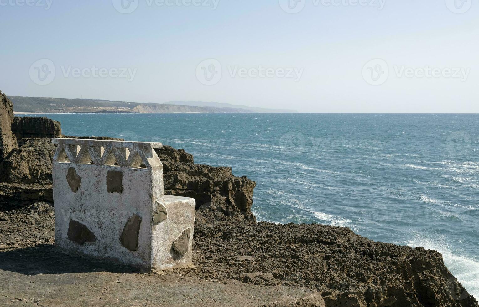 béton banc avec une magnifique océan vue dans Ericeira, le Portugal photo