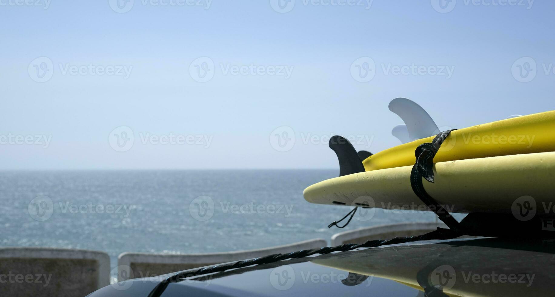 planches de surf chargé sur une voiture près le côte de Ericeira, le Portugal photo
