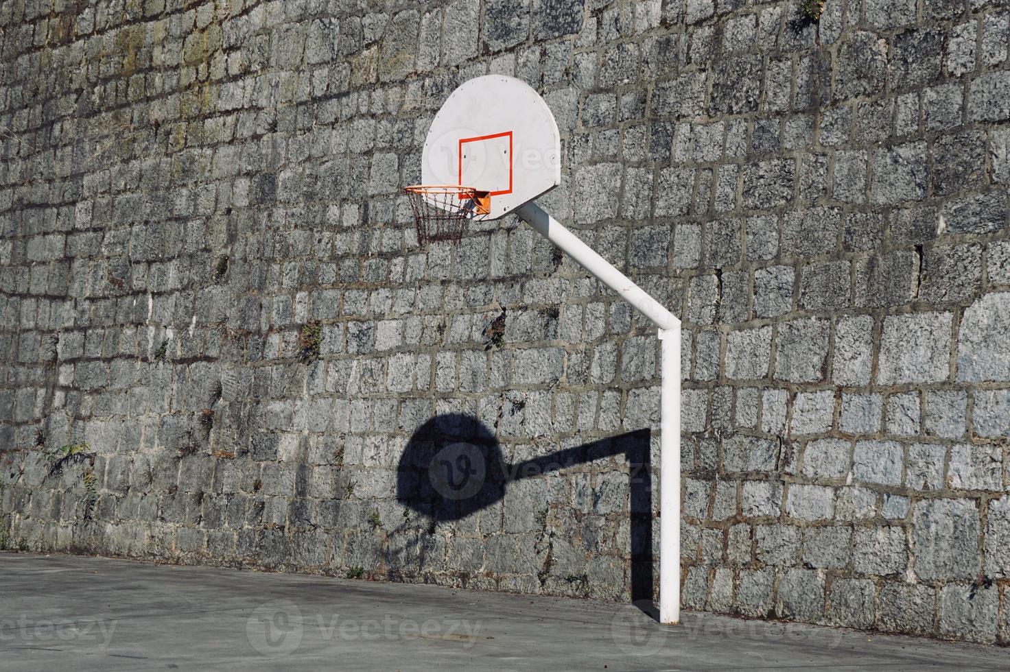 ancien panier de basket de rue photo