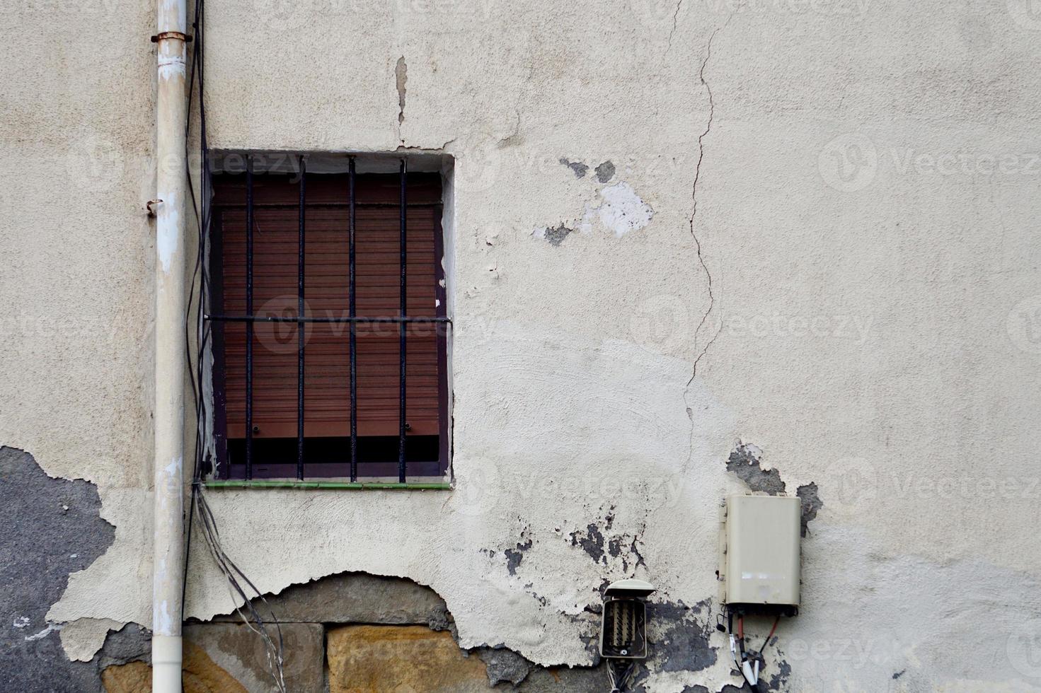 fenêtre sur la façade blanche de la maison photo