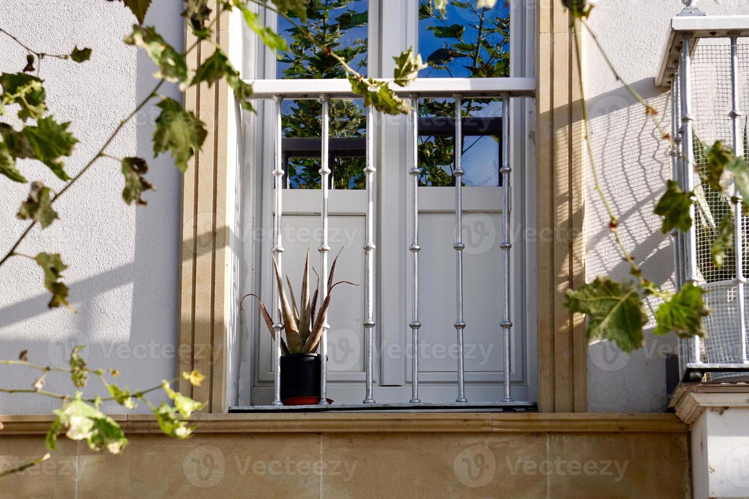 balcon sur la façade de la maison photo