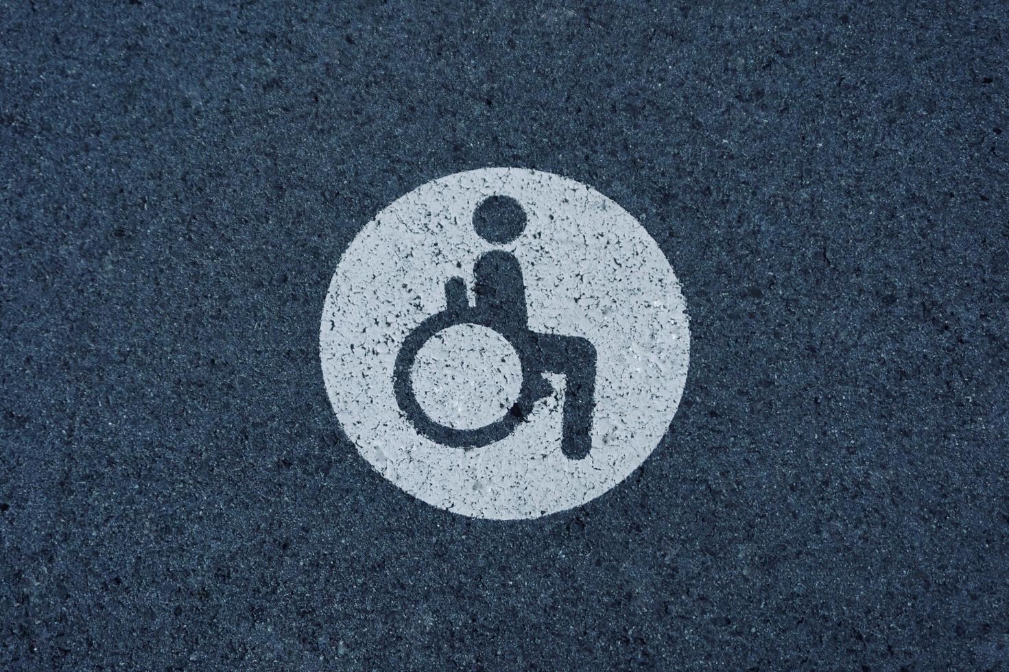 Feux de circulation en fauteuil roulant dans la rue photo