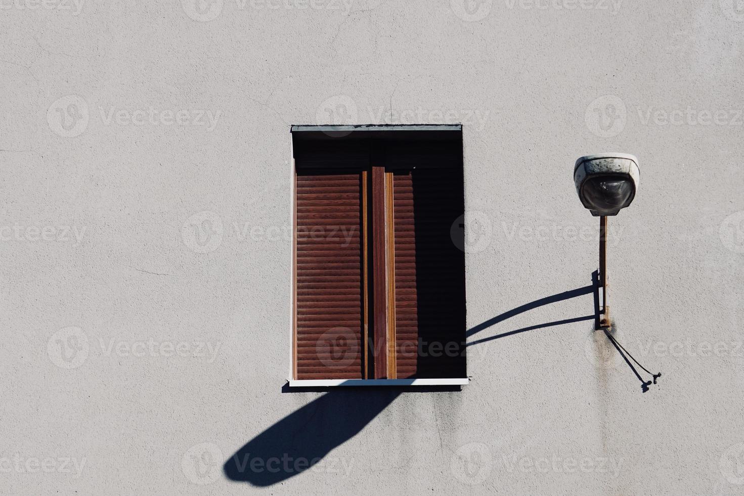 fenêtre sur la façade blanche de la maison photo