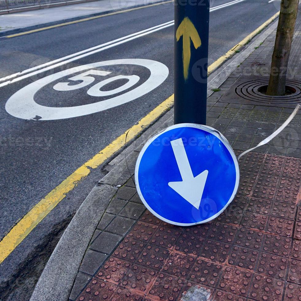 panneau de signalisation de flèche dans la rue photo