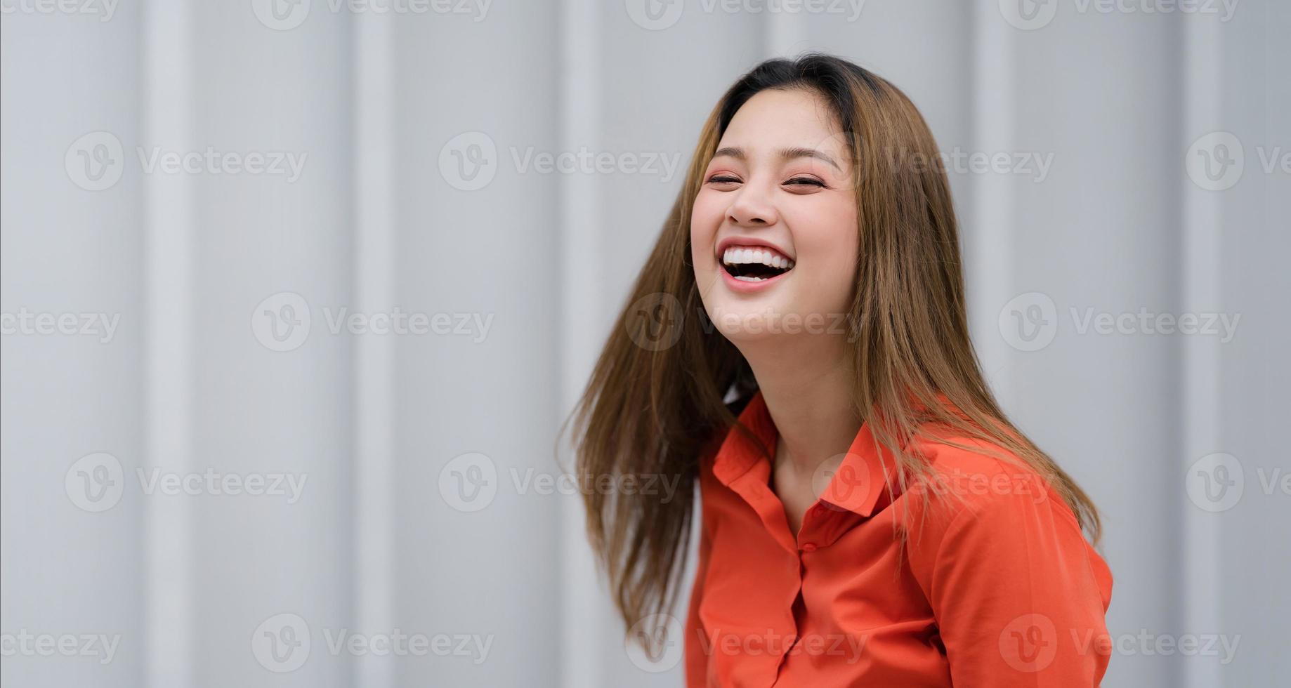 portrait en plein air d'une jeune femme heureuse photo
