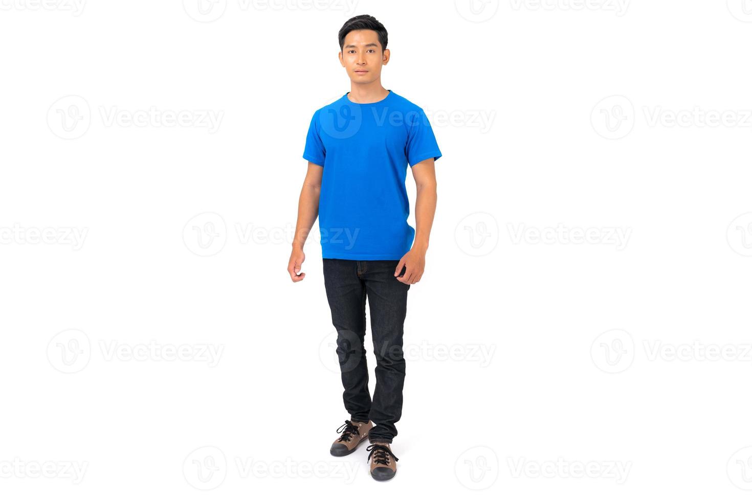 Jeune homme en t-shirt bleu isolé sur fond blanc photo