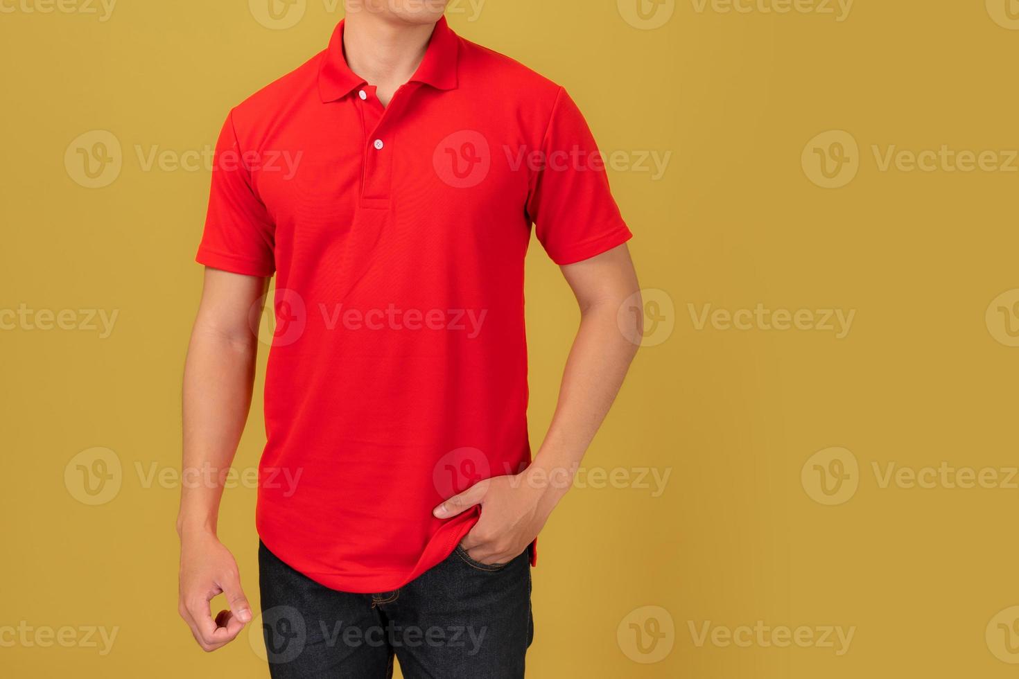 Jeune homme en t-shirt rouge isolé sur fond orange photo