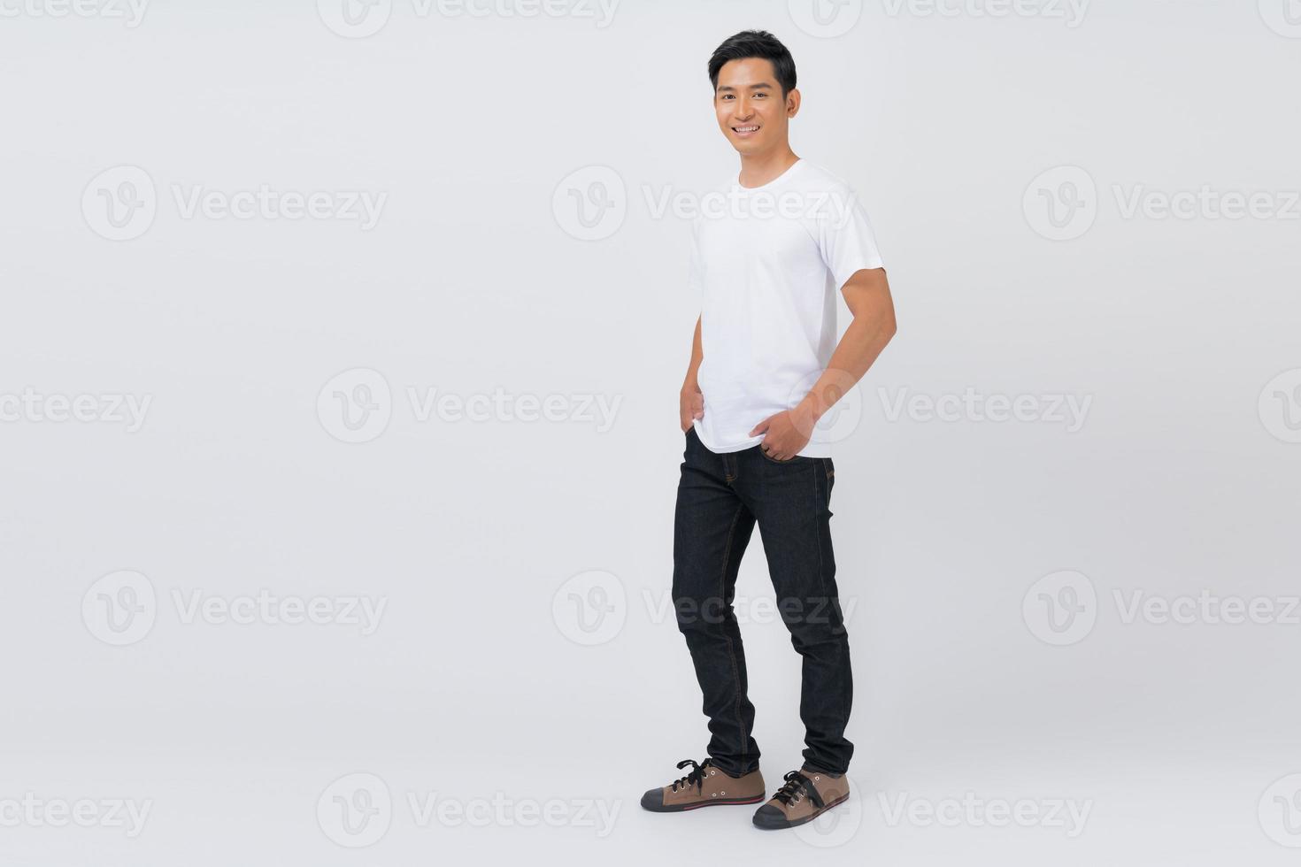 jeune homme en t-shirt blanc sur fond blanc photo