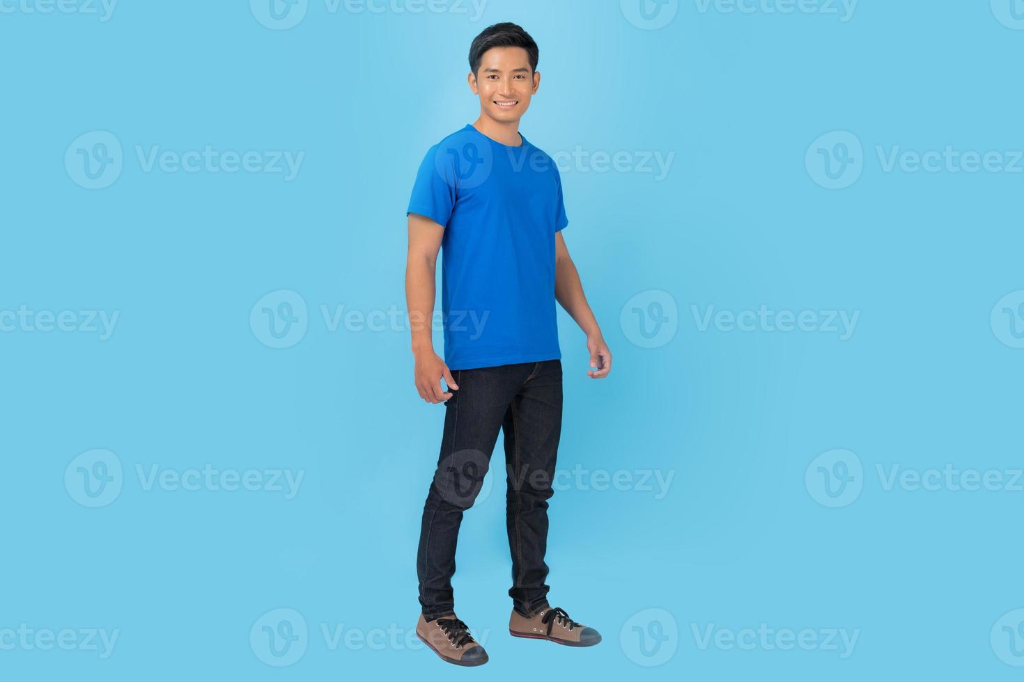 jeune homme en t-shirt bleu isolé sur fond bleu photo