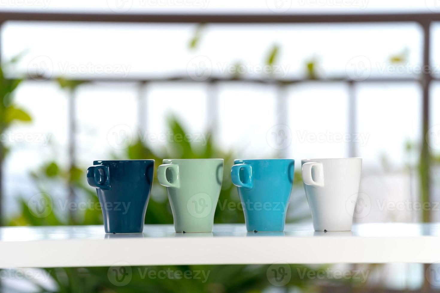 quatre tasses de café sur la table dans le jardin photo