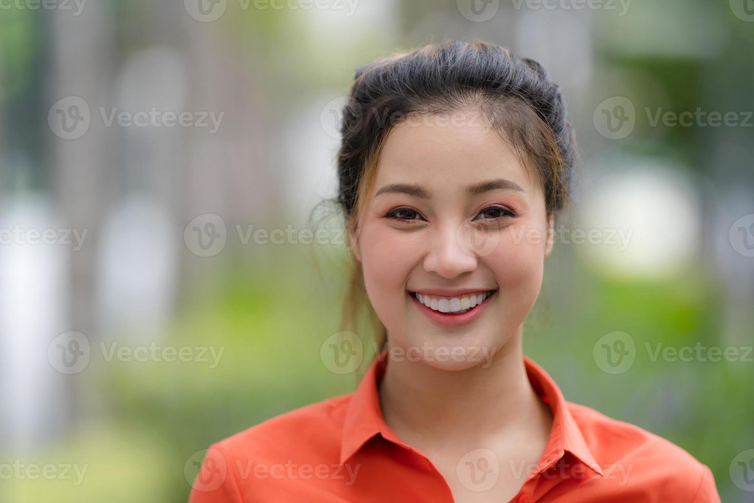 portrait en plein air d'une jeune femme heureuse photo