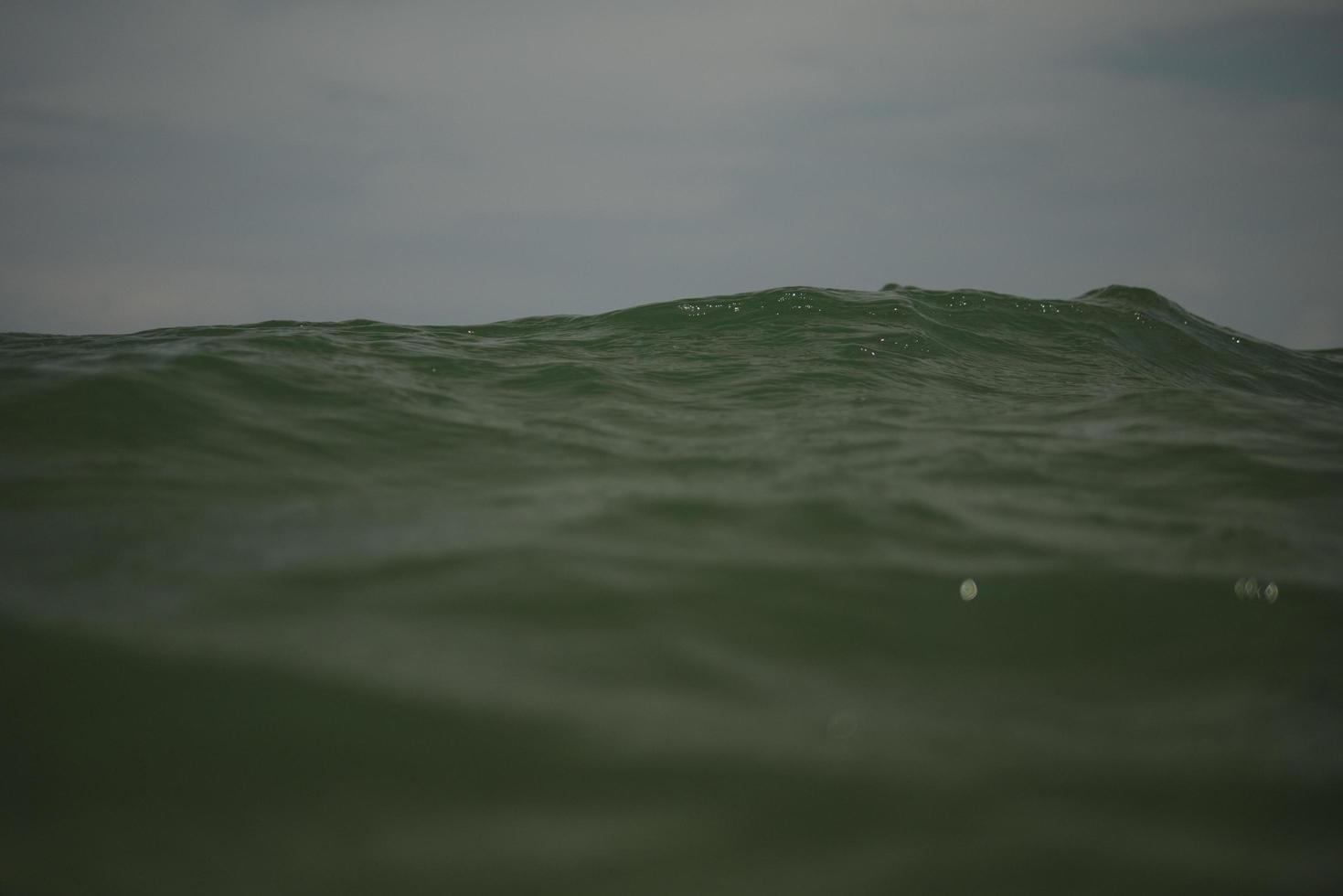 vagues turquoises d'un océan déchaîné sur la plage d'été photo