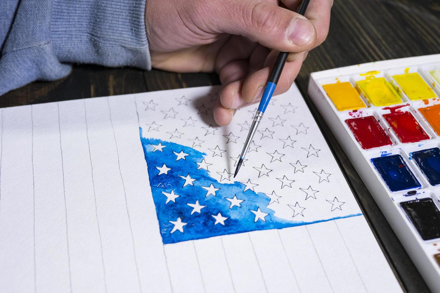 l'artiste peint un drapeau américain à l'aquarelle pour nous le jour de l'indépendance photo