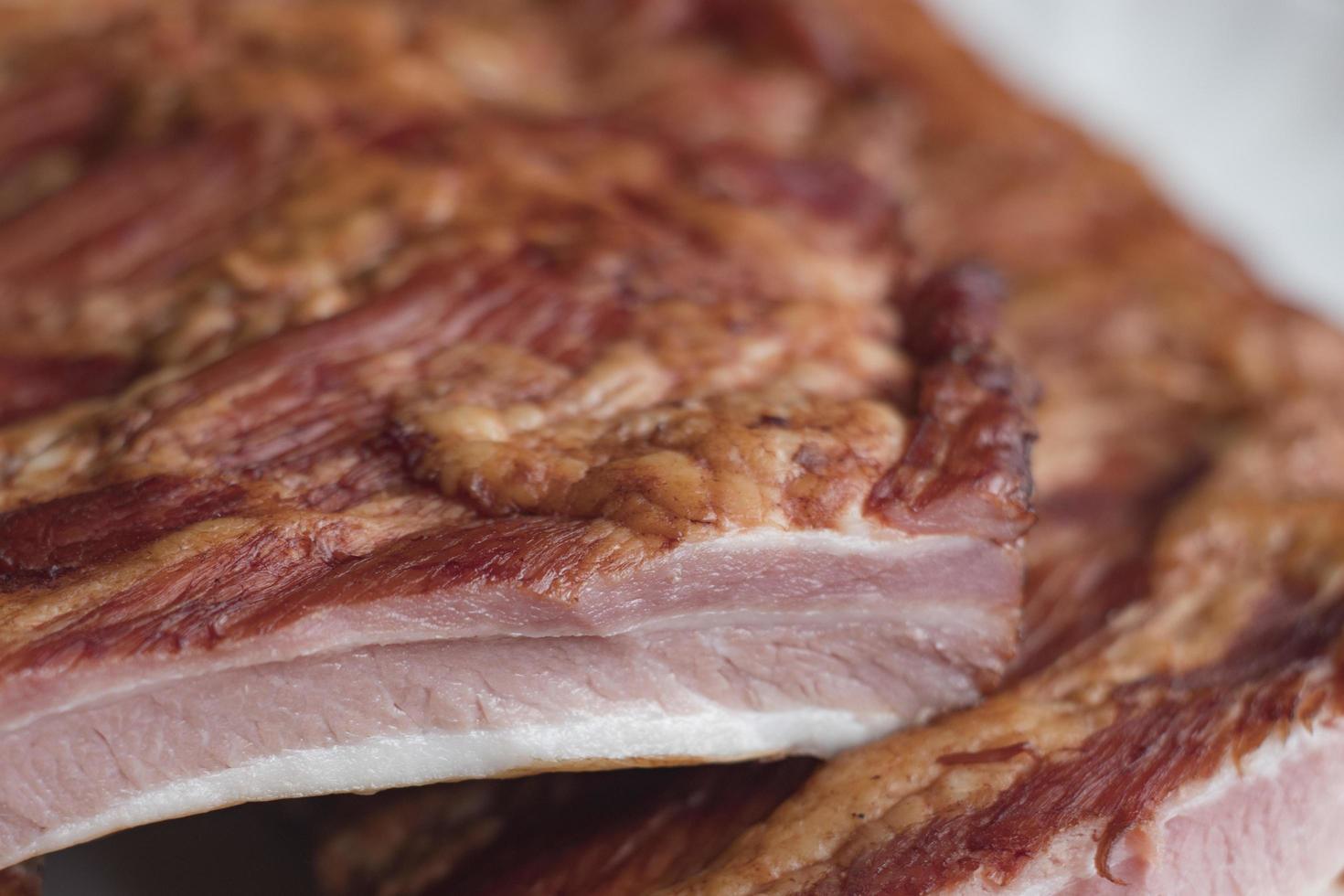 la viande fumée est fraîche et savoureuse photo