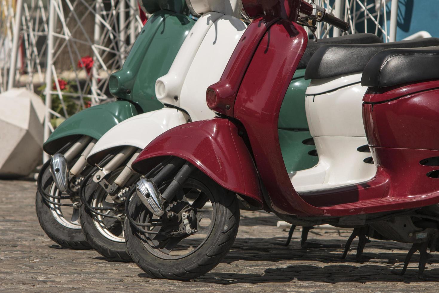 trois cyclomoteurs peints aux couleurs du drapeau italien photo