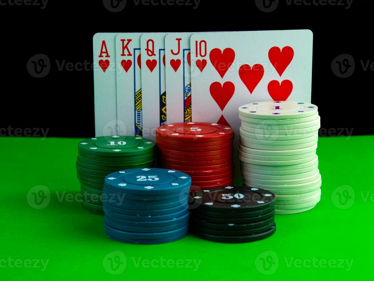 Royal affleurer cartes et poker frites dans piles sur le tableau. photo