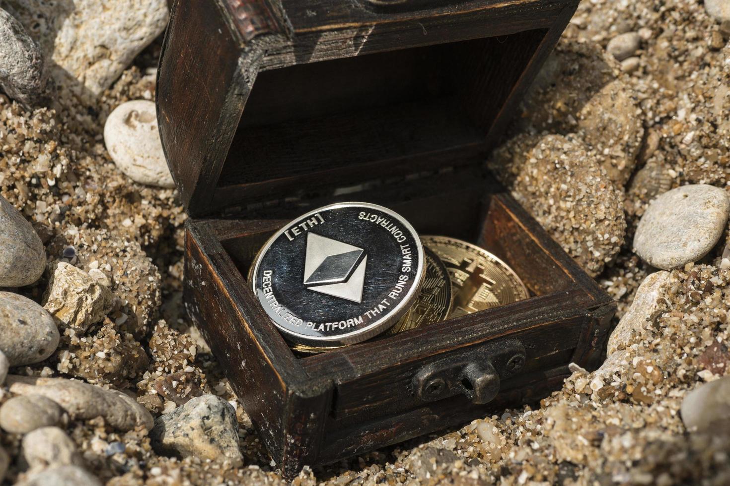 Bitcoins et trésor d'Ethereum dans le fond d'écran de la poitrine photo