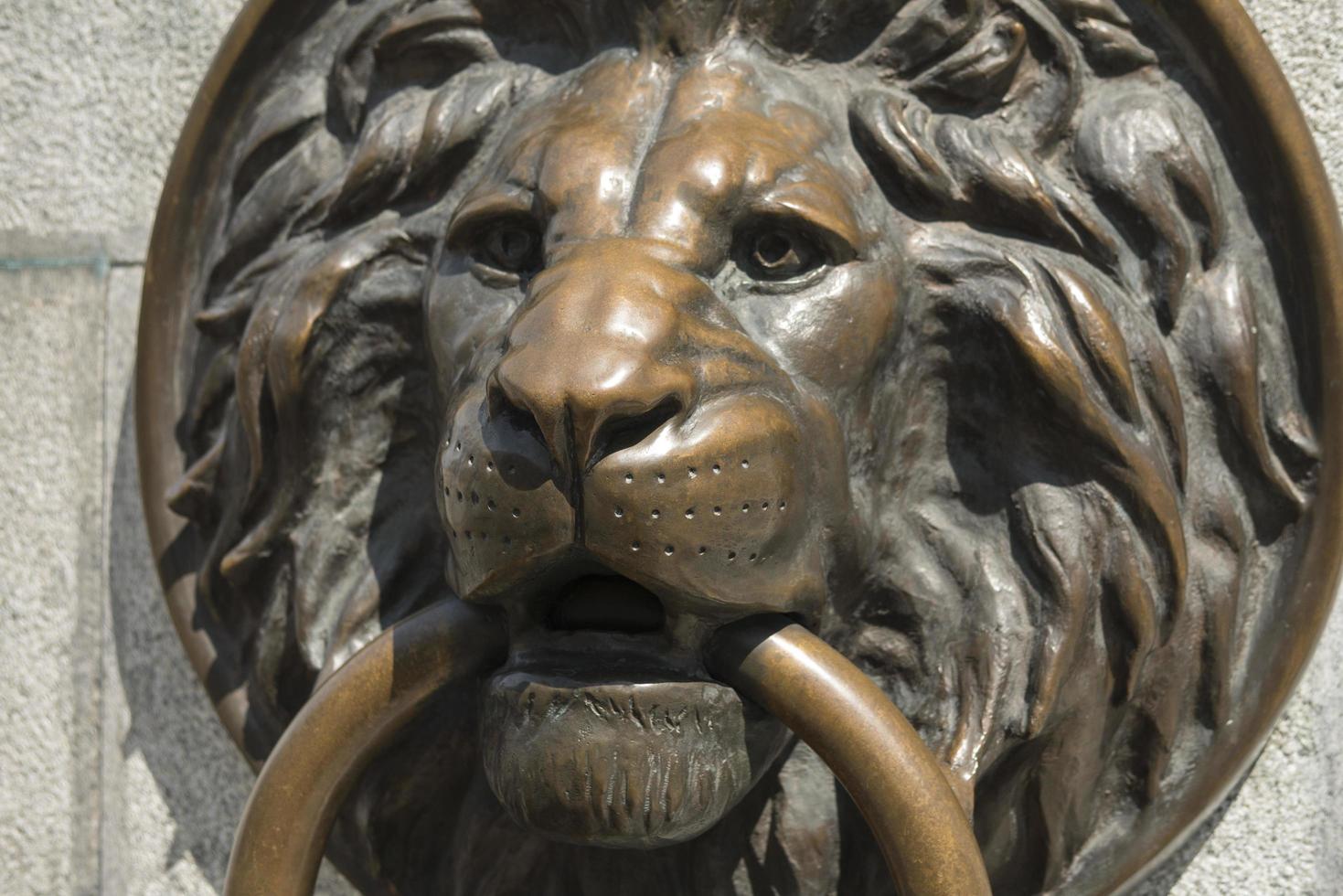 lion de bronze dans la vieille ville papier peint photo