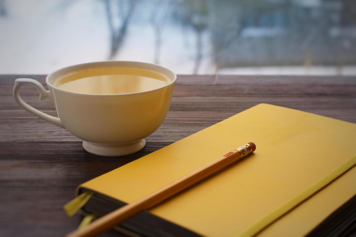carnet de croquis et crayon de tasse de thé photo