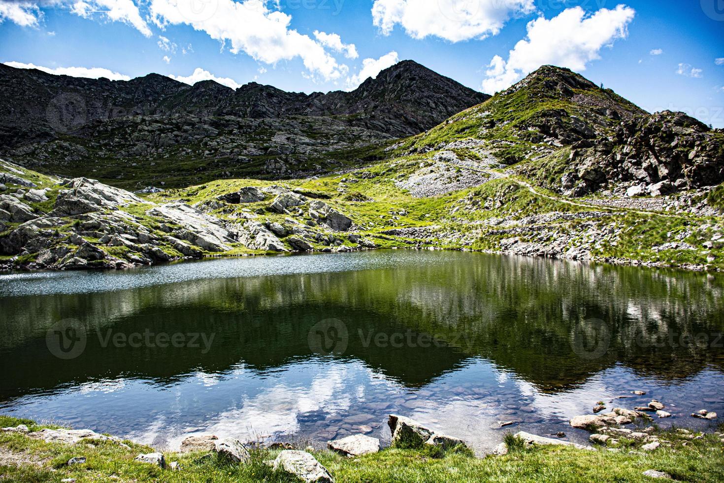 reflet de la montagne dans le lac photo