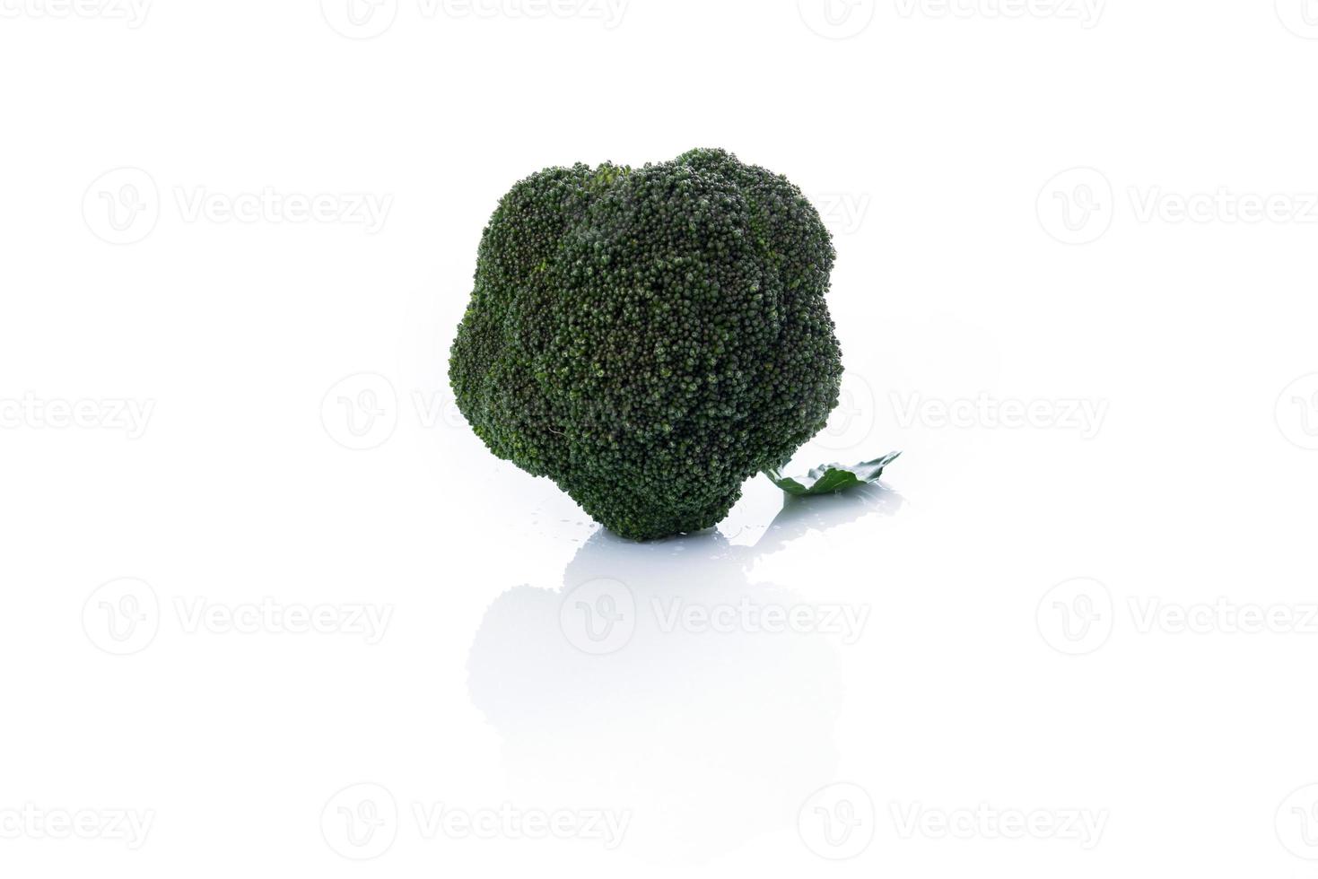 gros plan de brocoli sur blanc photo