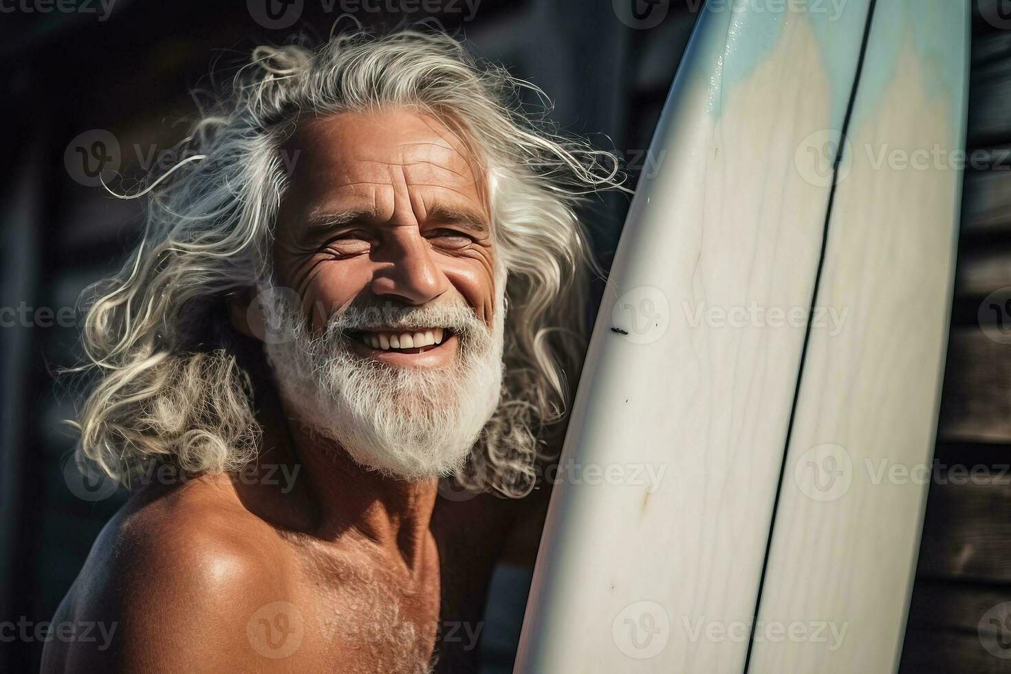 proche en haut portrait de mature Sénior homme avec le surf planche. ai généré photo