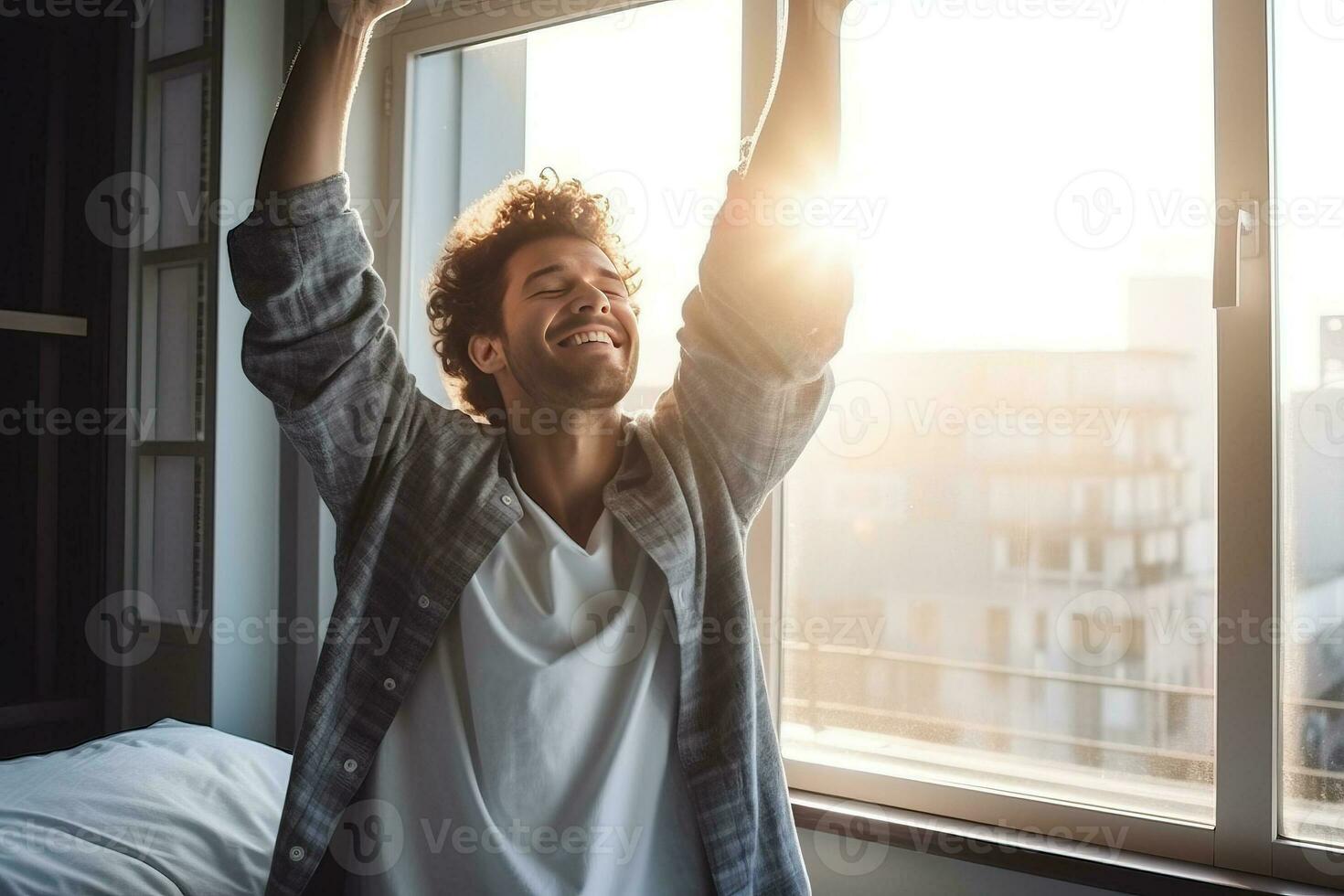 Beau Jeune homme veille en haut dans le matin, s'étire et obtient en dehors de lit. ai généré photo